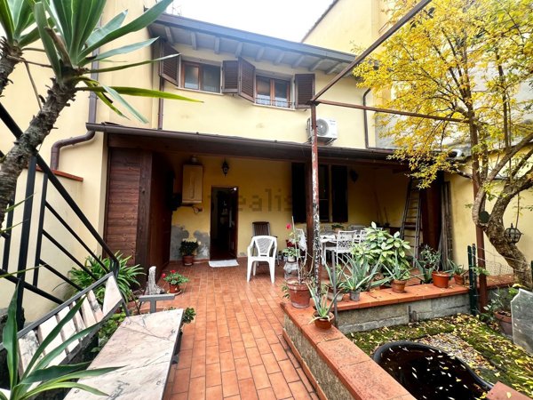 casa indipendente in vendita a Prato in zona Grignano