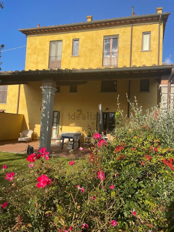 casa indipendente in vendita a Prato in zona Castelnuovo