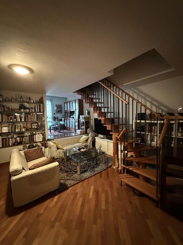 casa indipendente in vendita a Prato