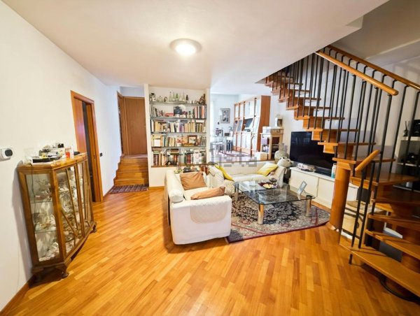 casa indipendente in vendita a Prato