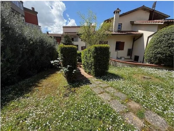 casa indipendente in vendita a Prato in zona Santa Lucia