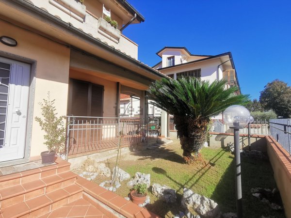 casa indipendente in vendita a Prato in zona Casale