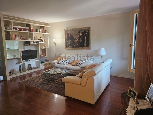 casa indipendente in vendita a Prato