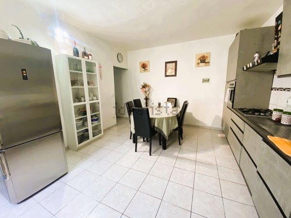 casa indipendente in vendita a Prato in zona Castelnuovo