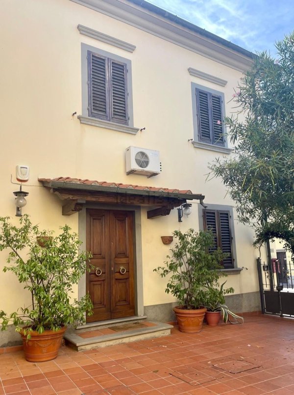 casa indipendente in vendita a Prato
