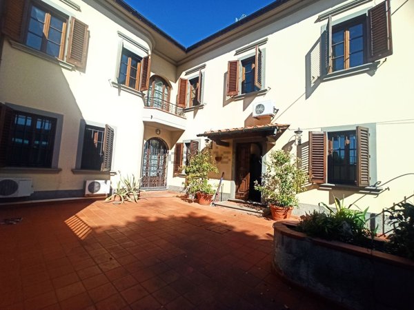 casa indipendente in vendita a Prato