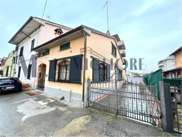 casa indipendente in vendita a Prato