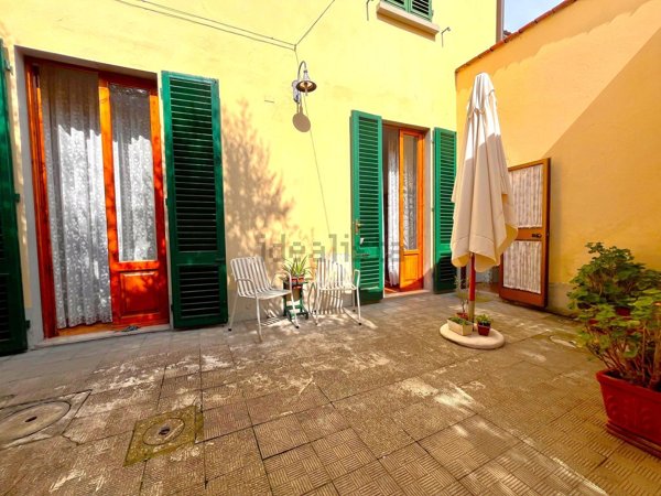 casa indipendente in vendita a Prato