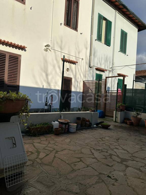 casa indipendente in vendita a Prato in zona Vergaio