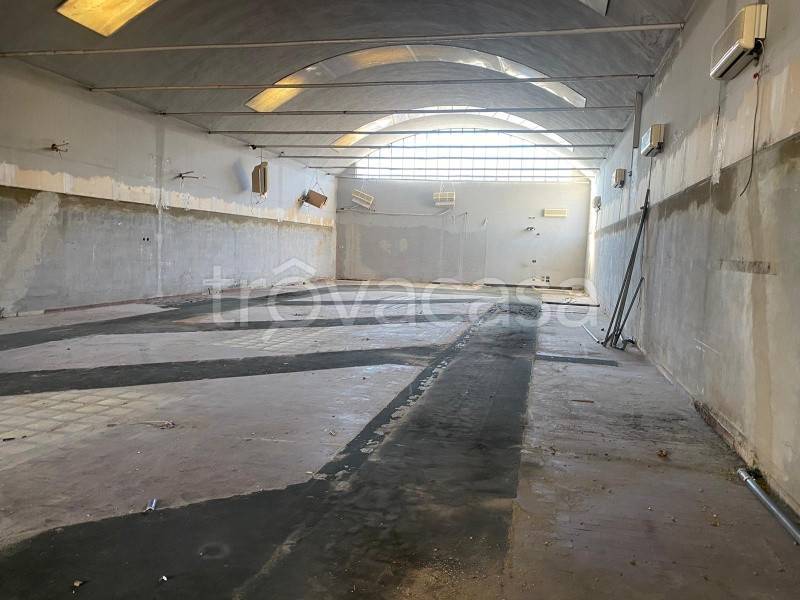 locale commerciale in vendita a Prato