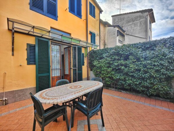 casa indipendente in vendita a Prato