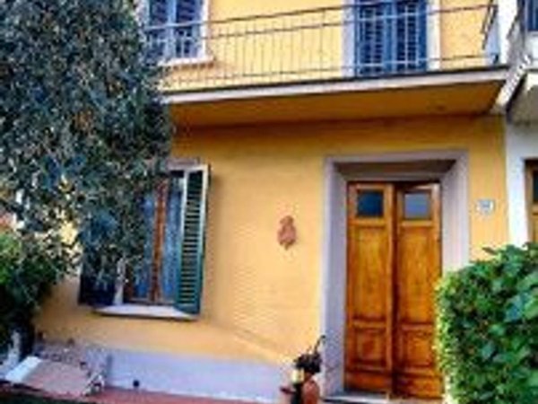 casa indipendente in vendita a Prato
