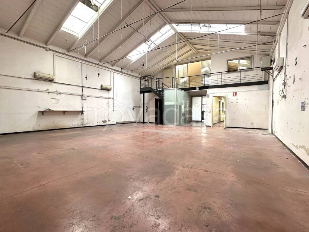 negozio in vendita a Prato in zona Grignano