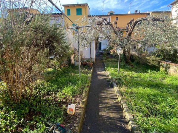 casa indipendente in vendita a Prato in zona Iolo