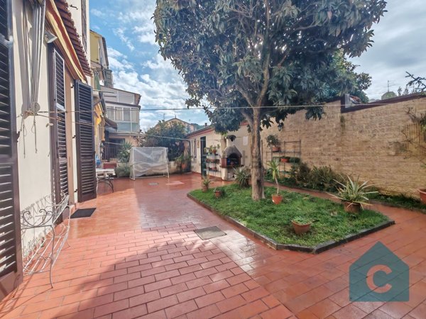 casa indipendente in vendita a Prato