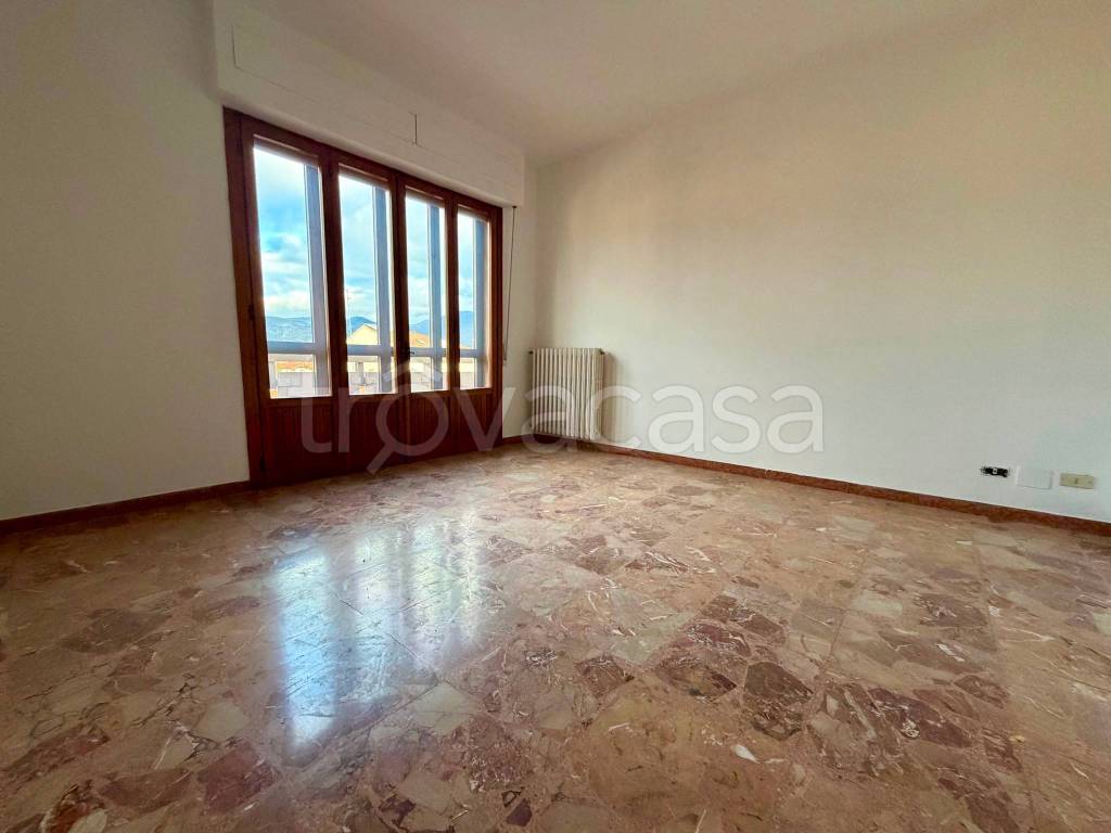 appartamento in vendita a Prato in zona Viaccia