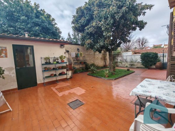 casa indipendente in vendita a Prato