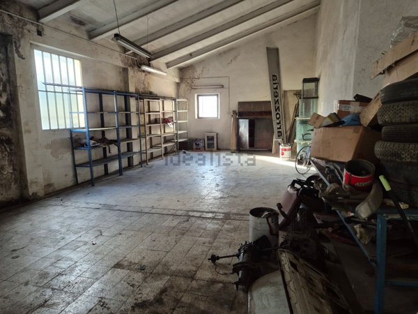 locale di sgombero in vendita a Prato in zona Narnali