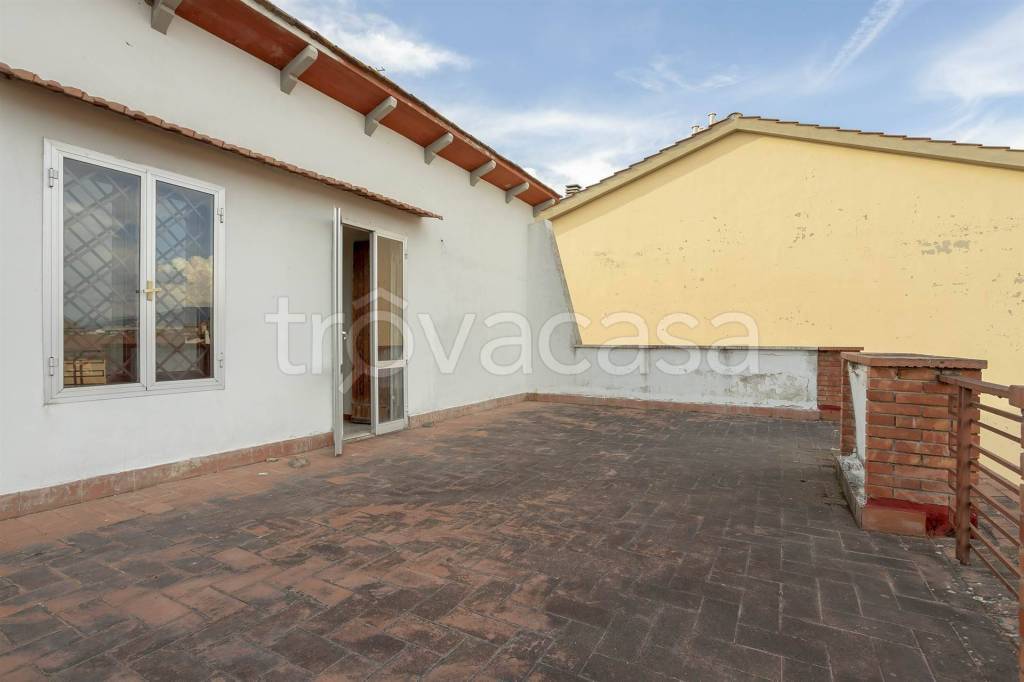 casa indipendente in vendita a Prato in zona Santa Maria