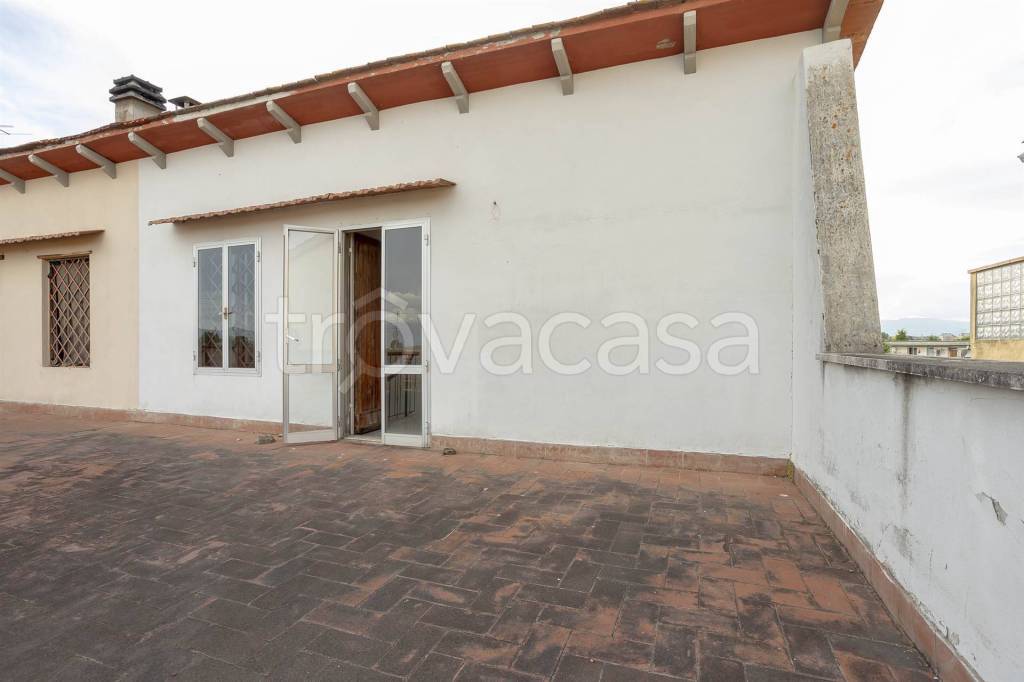 casa indipendente in vendita a Prato in zona Santa Maria
