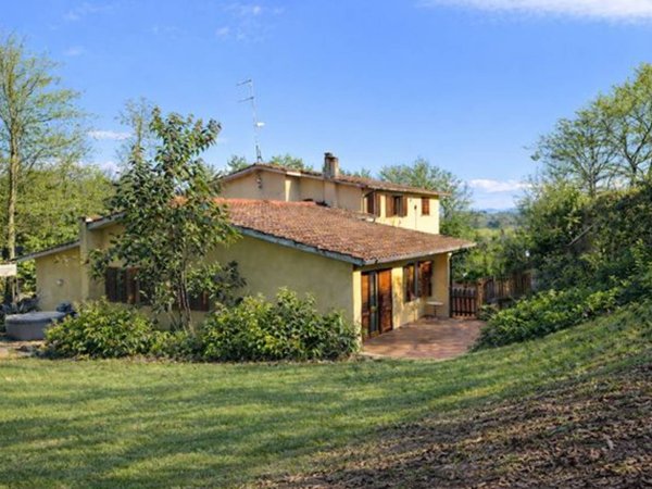 casa indipendente in vendita a Prato in zona Castelnuovo