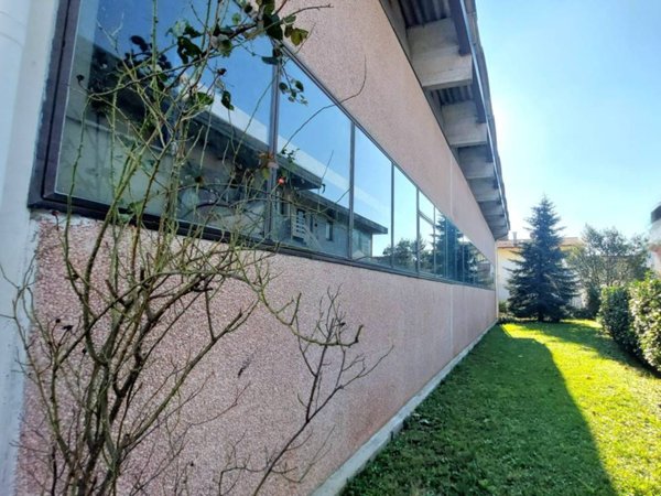 locale commerciale in vendita a Prato in zona Tavola