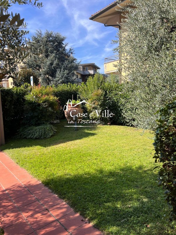 casa indipendente in vendita a Prato in zona Santa Lucia