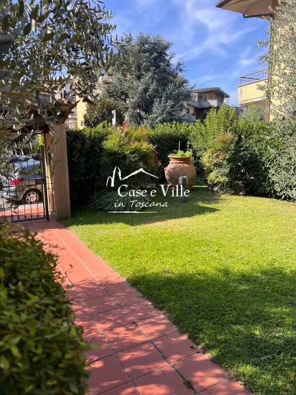 casa indipendente in vendita a Prato in zona Santa Lucia