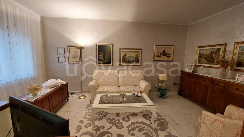 casa indipendente in vendita a Prato in zona Iolo