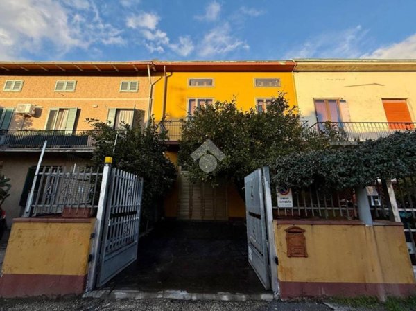 casa indipendente in vendita a Prato in zona Viaccia