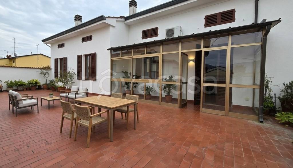 casa indipendente in vendita a Prato