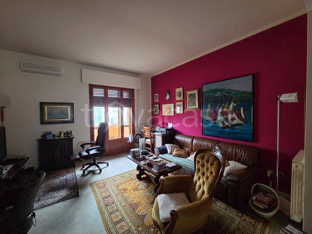 casa indipendente in vendita a Prato in zona Santa Lucia