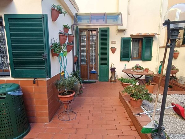 casa indipendente in vendita a Prato