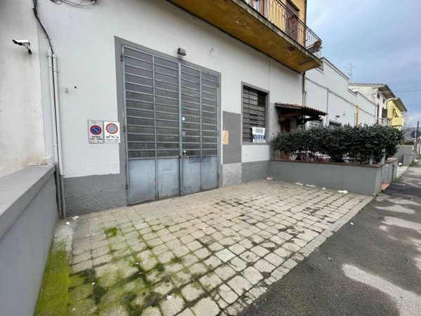 locale commerciale in vendita a Prato in zona Narnali
