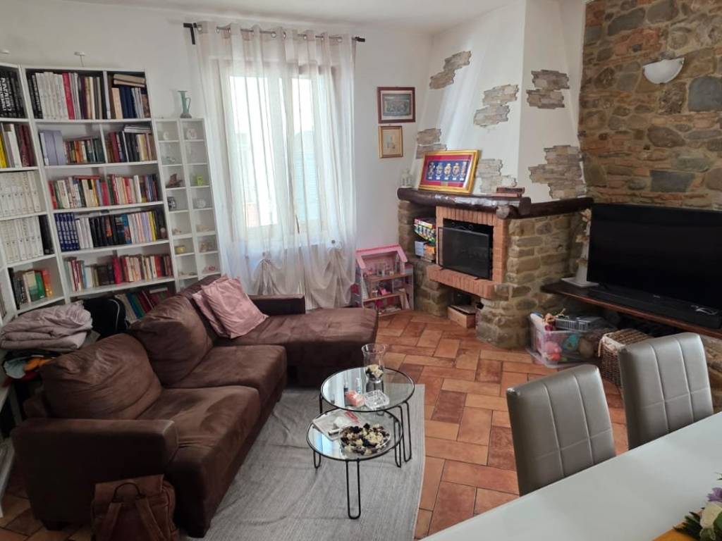 casa indipendente in vendita a Prato in zona Iolo