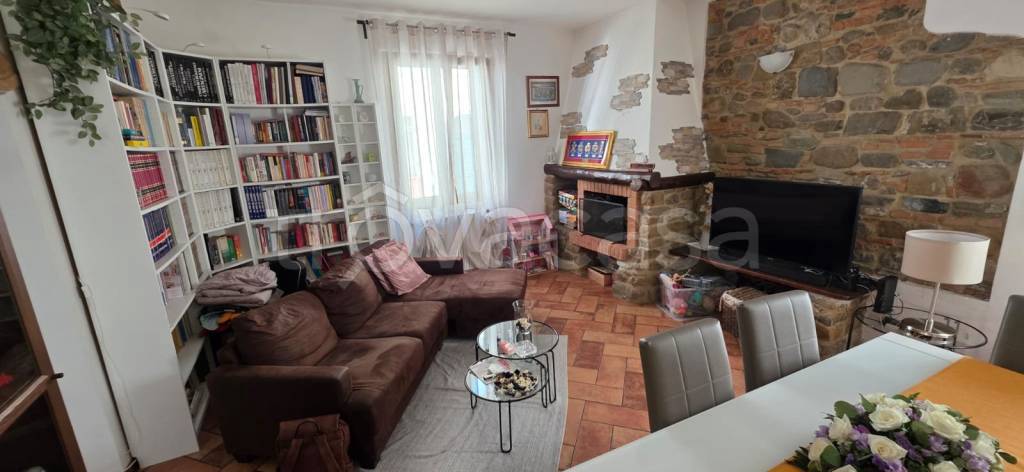 casa indipendente in vendita a Prato in zona Iolo