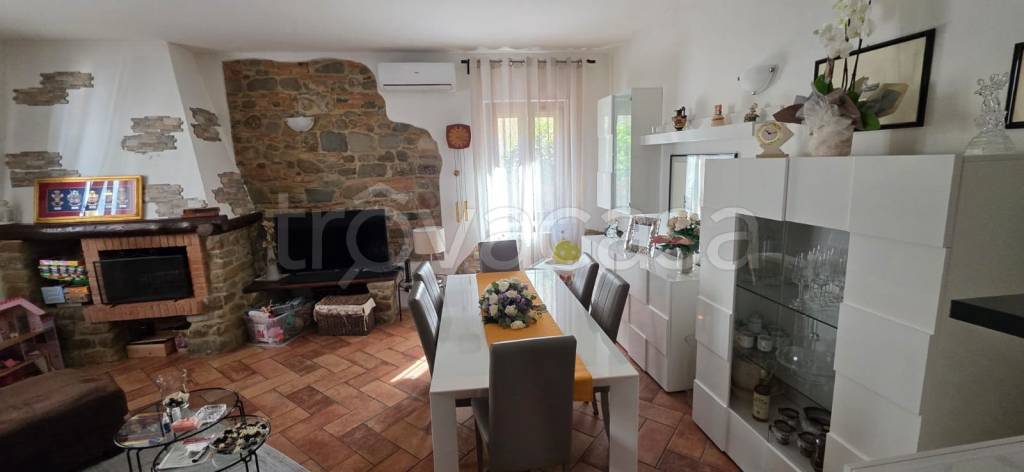 casa indipendente in vendita a Prato in zona Iolo