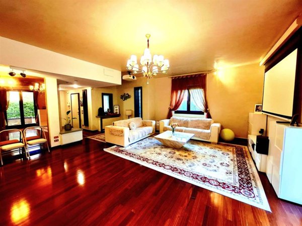 casa indipendente in vendita a Prato in zona Santa Lucia