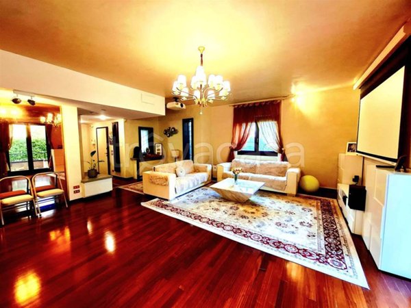 casa indipendente in vendita a Prato in zona Santa Lucia