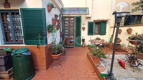 casa indipendente in vendita a Prato