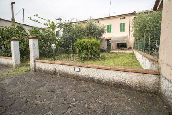 casa indipendente in vendita a Prato in zona Figline
