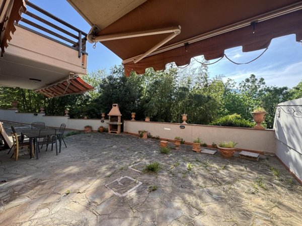 casa indipendente in vendita a Prato