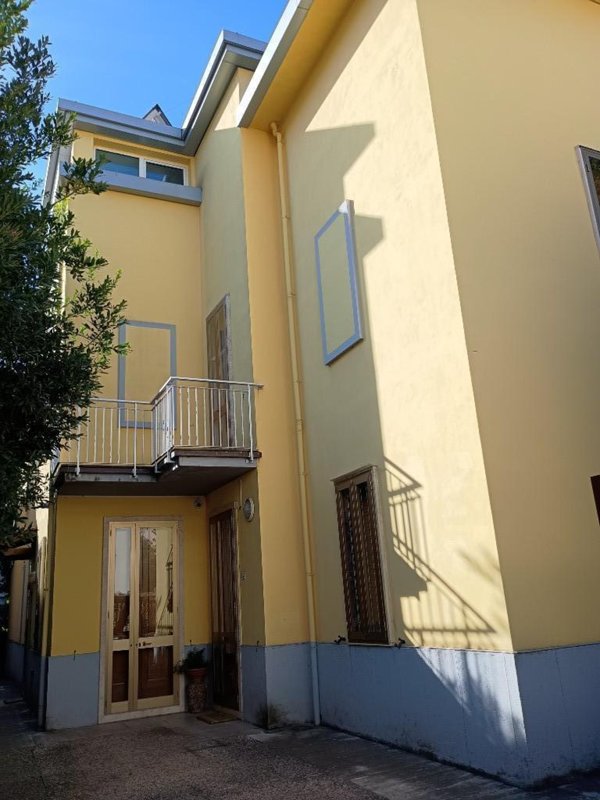 casa indipendente in vendita a Prato