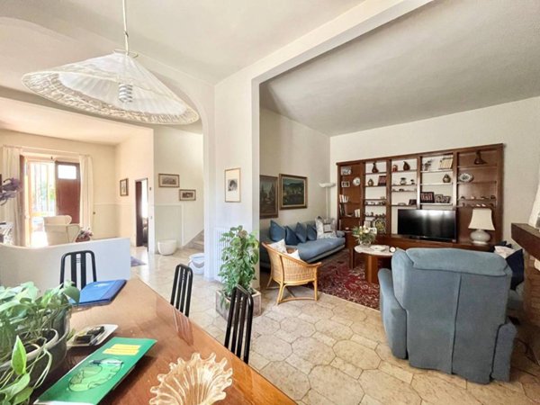 casa indipendente in vendita a Prato in zona Castelnuovo