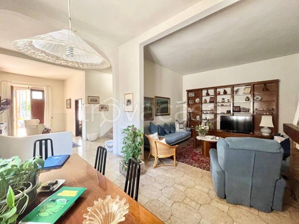 casa indipendente in vendita a Prato in zona Castelnuovo