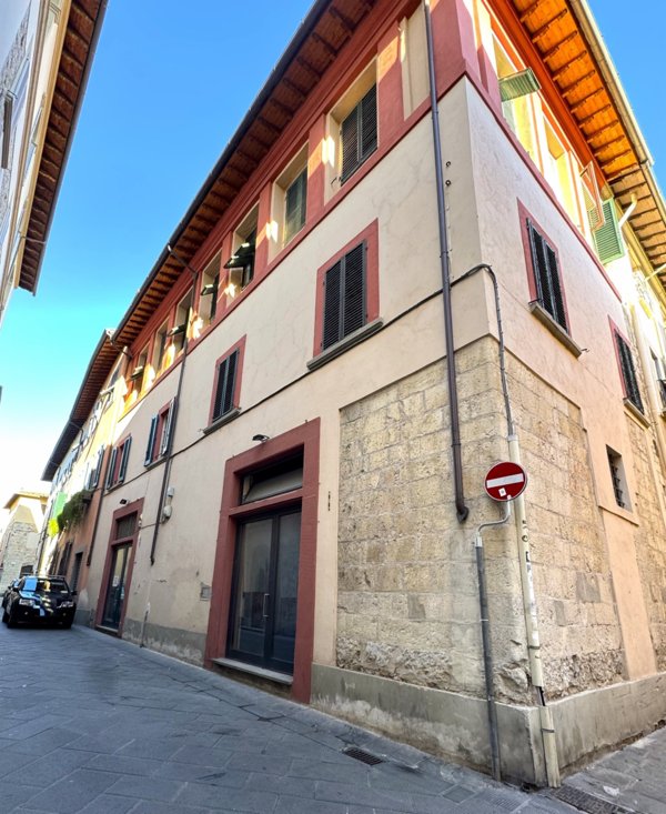 locale commerciale in vendita a Prato
