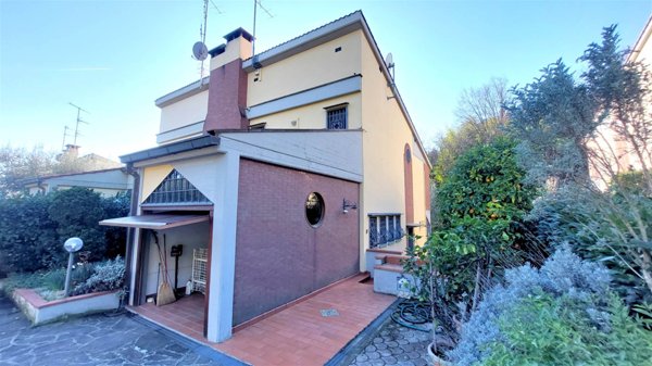 casa indipendente in vendita a Prato in zona Santa Lucia