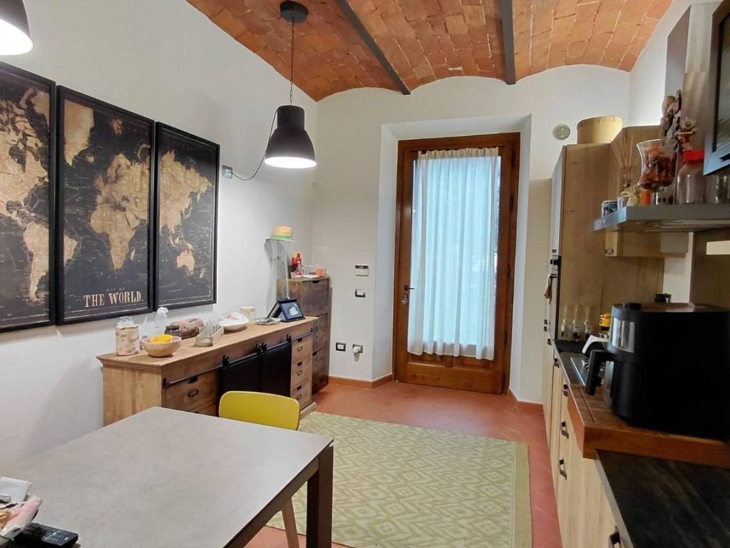casa indipendente in vendita a Prato in zona Castelnuovo