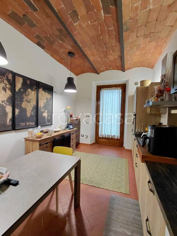 casa indipendente in vendita a Prato in zona Castelnuovo