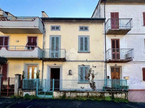 casa indipendente in vendita a Prato in zona Sant'Ippolito